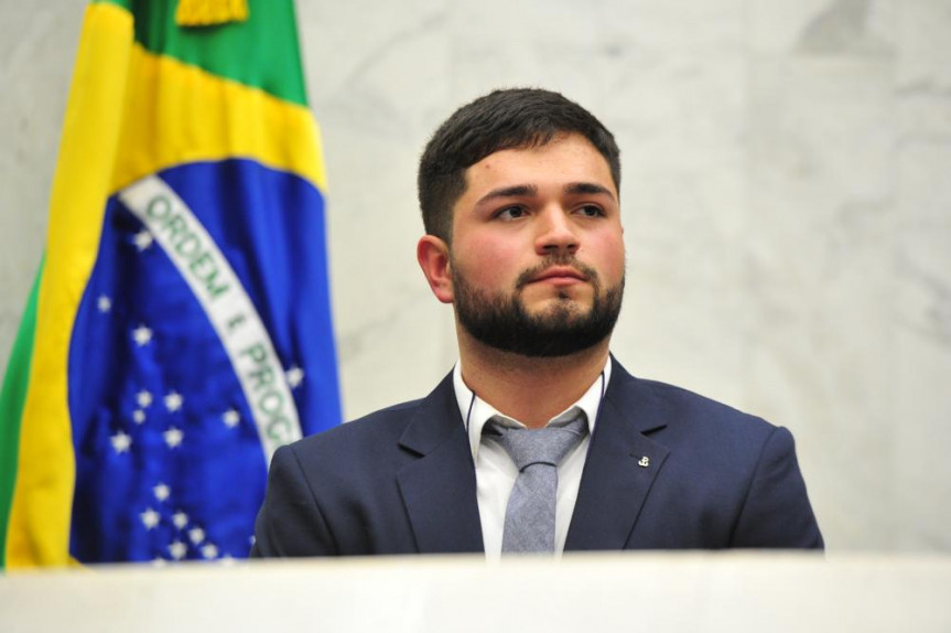 Matheus Falasco foi eleito governador universitário e prometeu diálogo e união com o Poder Legislativo durante a posse.