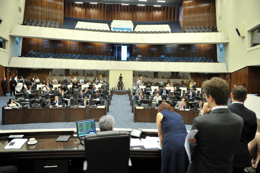 Deputados durante os trabalhos de Plenário.