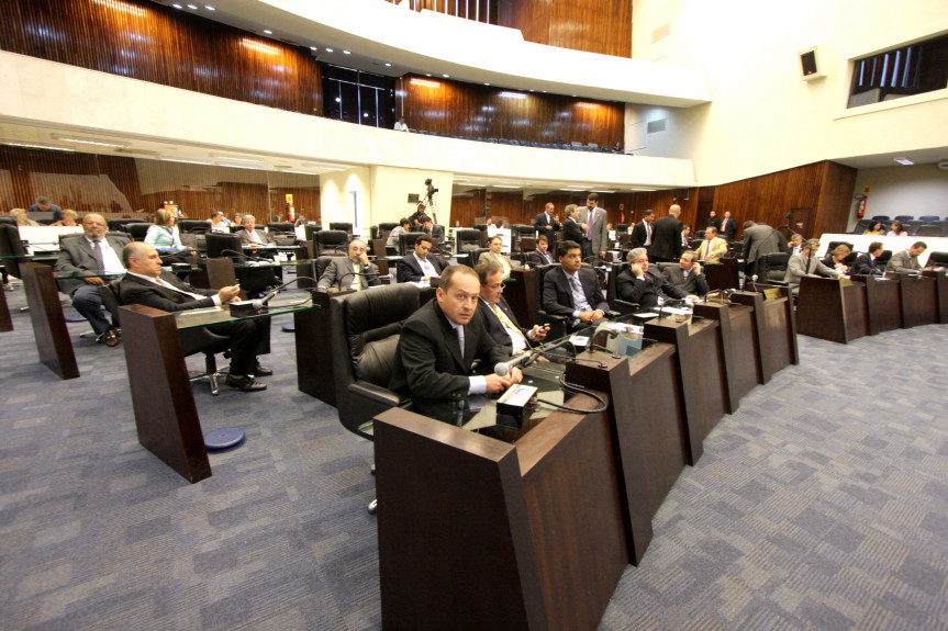 Deputados durante os trabalhos de Plenário.