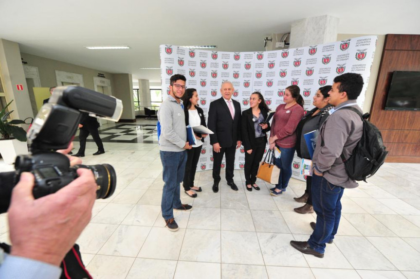 Presidente da Alep, Ademar Traiano (PSDB), recebe alunos de Jornalismo.