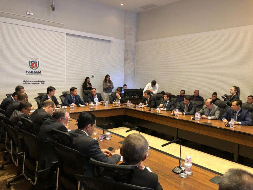 Na manhã desta quarta-feira (8), os deputados debateram o tema no Palácio Iguaçu com secretários do estado.