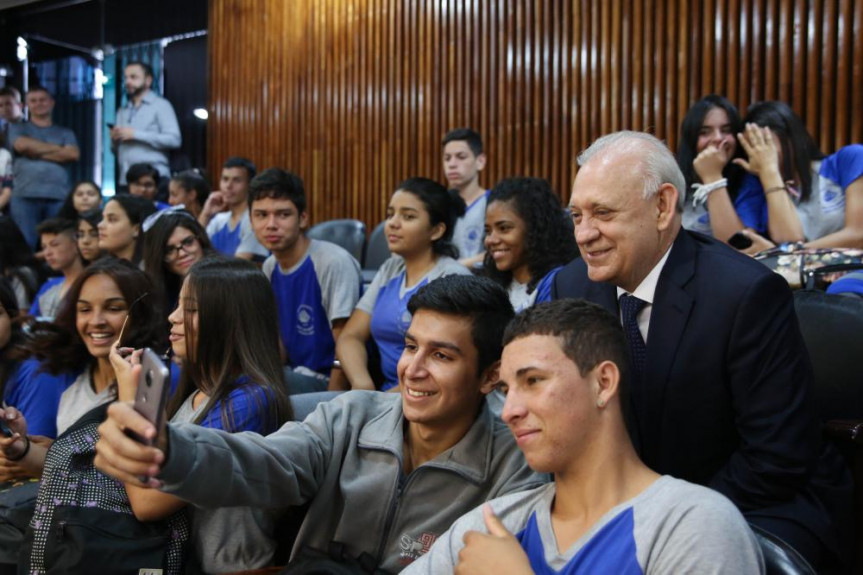 O presidente da ALEP, Ademar Traiano, conversou com os estudantes.