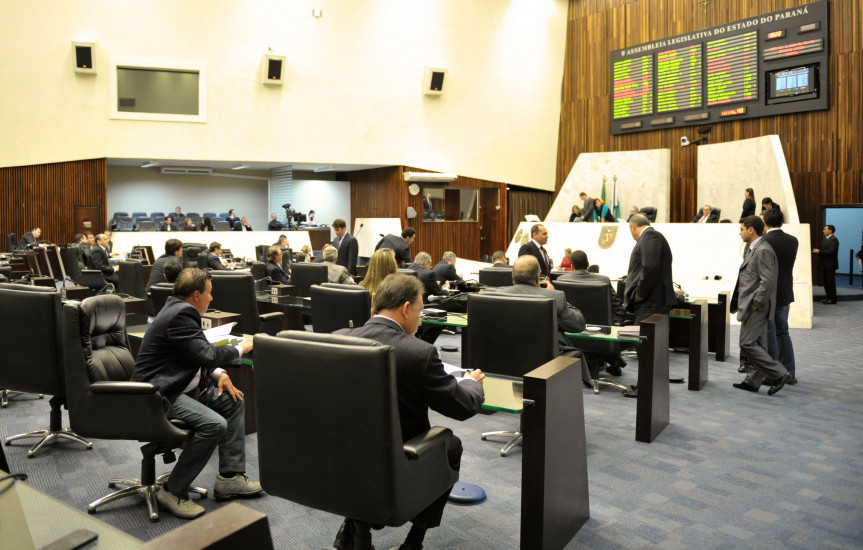 Deputados durante os trabalhos de Plenário.