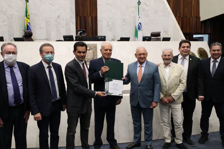 Diretor do jornal, Marcos Formighieri, esteve no parlamento para receber moção proposta pelo deputado Marcio Pacheco.