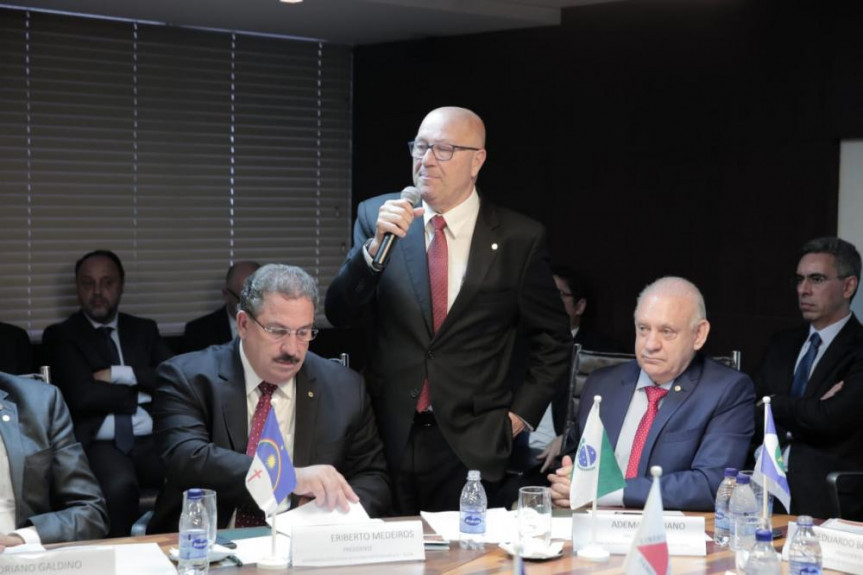 Primeiro secretário da Alep, deputado Romanelli, e o presidente Ademar Traiano participam de evento da Unale, em Brasília.