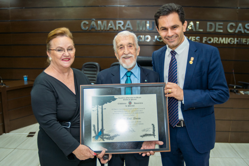 Jornalista e escritor JJ Duran recebeu a homenagem, proposta pelo deputado Marcio Pacheco (PDT), durante solenidade na Câmara Municipal de Cascavel.