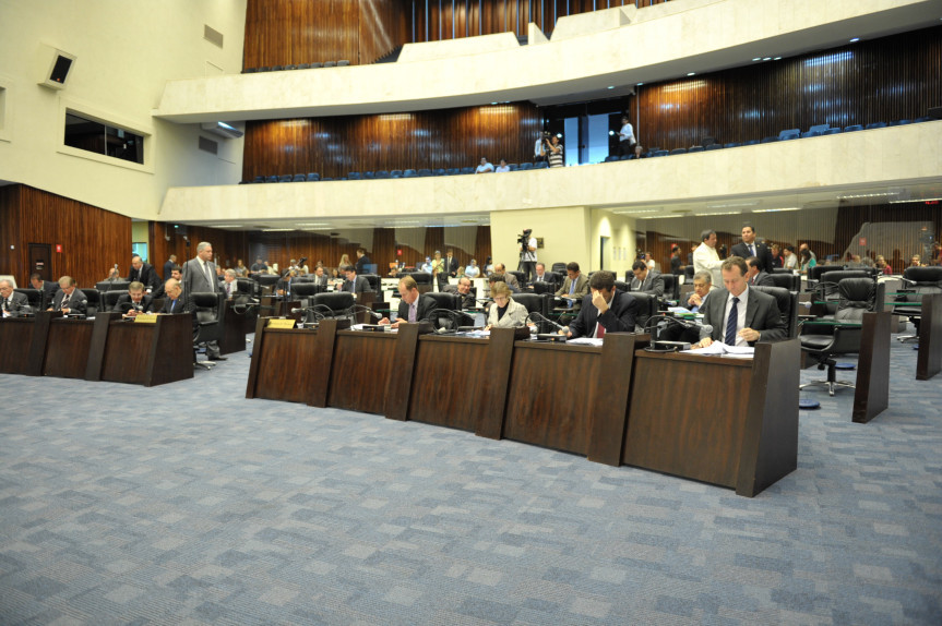 Parlamentares reunidos na sessão plenária de quarta feira (13)