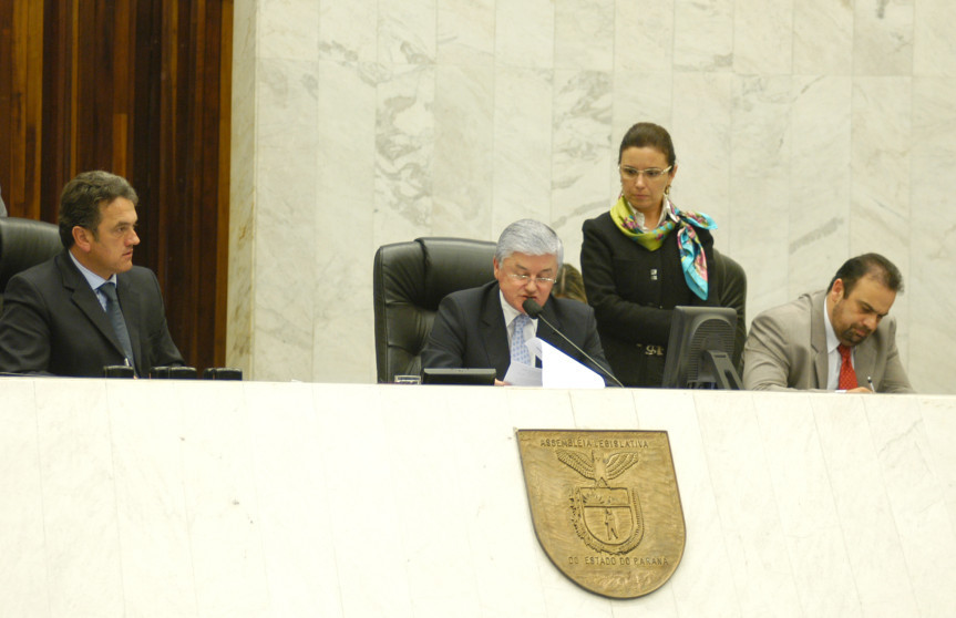 Mesa Executiva durante o anúncio determinando a revisão dos processos de aposentadoria concedidas pela Casa.