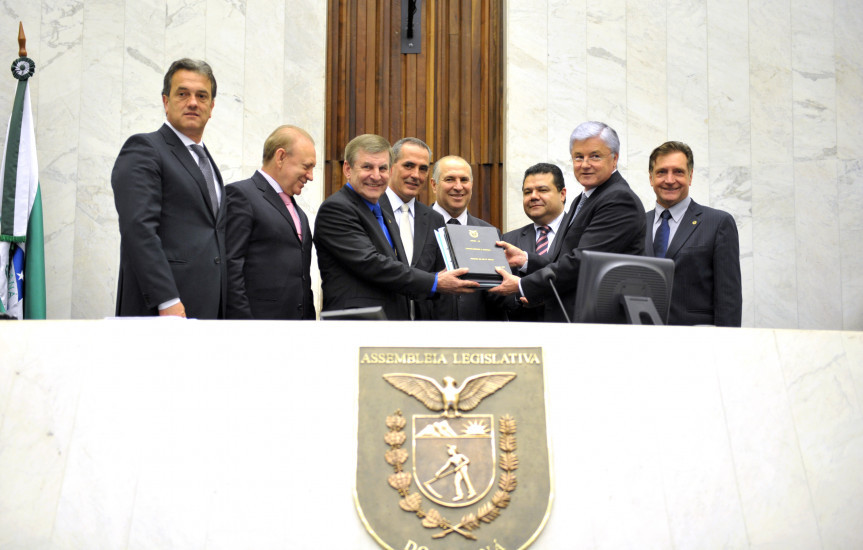Membros da Comissão de Orçamento entregam o projeto do Orçamento Estadual 2013 ao presidente e ao 1º secretário, deputados Valdir Rossoni (PSDB) e Plauto Miró (DEM) respectivamente.