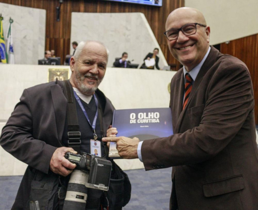 Deputado Romanelli recebe do fotógrafo Nani Gois um exemplar do livro que retrata a construção do Museu Oscar Niemeyer.