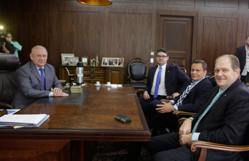 Presidente Ademar Traiano (PSDB) recebeu no mês de março o presidente da UNALE, deputado estadual Adjuto Afonso (PDT-AM), na foto entre o deputado Luciano Nunes (PSDB-PI) e o diretor Germano Stevens.