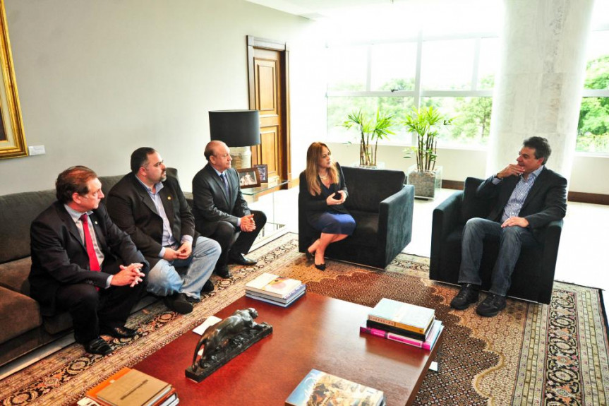 Deputada Ana Cunha foi recebida pelo governador Beto Richa no Palácio Iguaçu, acompanhado pelo presidente da Alep, Ademar Traiano, pelo deputado Ademir Bier e pelo secretário de Estado Artagão Júnior.