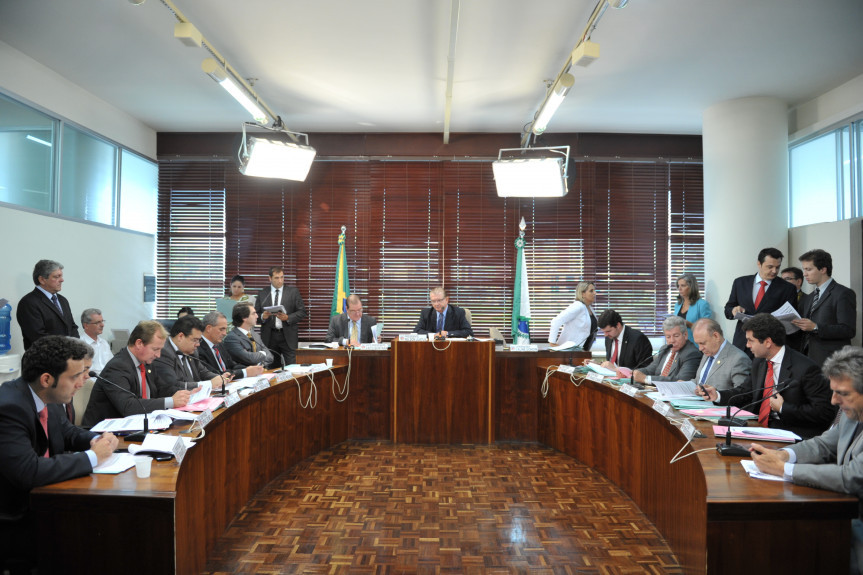 Parlamentares em reunião na CCJ