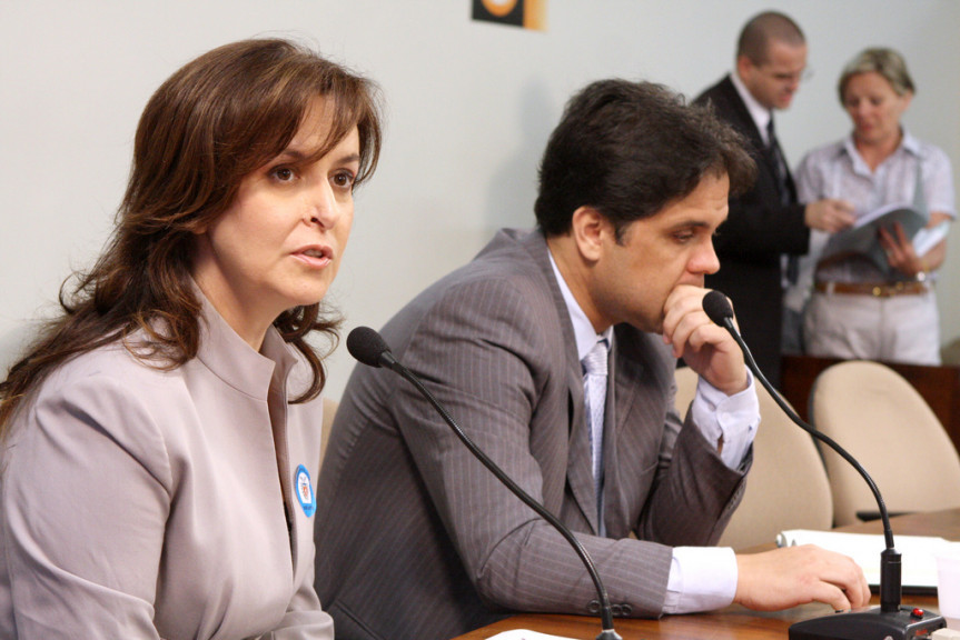 Ex-procuradora jurídica da APPA e ex-chefe de gabinete durante a gestão de Eduardo Requião, Stella Maris Figueiredo Bittencourt, e o ex-procurador e advogado responsável pelas ações trabalhistas dos portos, Cristiano Bueno, durante depoimento.
