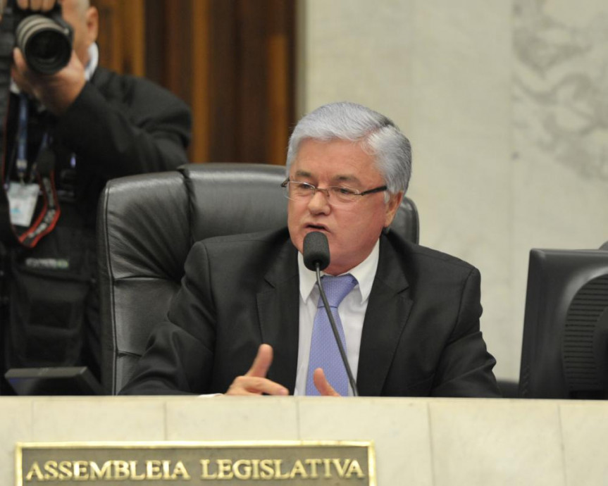 Deputado Rossoni (PSDB) durante a sessão plenária desta segunda-feira (08). 