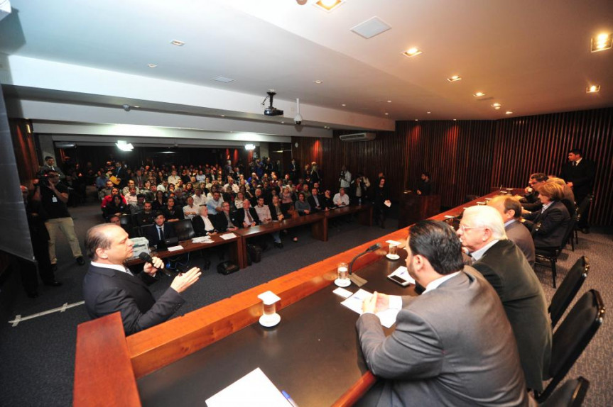 Ministro Ricardo Barros falou sobre liberação de recursos no Plenarinho da Alep, na manhã desta segunda-feira (17).