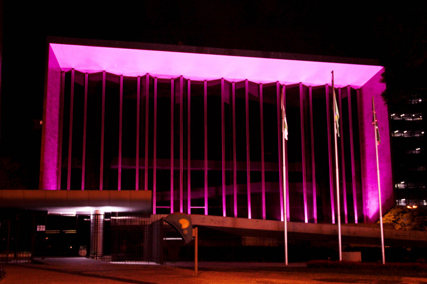 Fachada da Assembleia Legislativa iluminada para a campanha Outubro Rosa, na luta contra o câncer de mama.