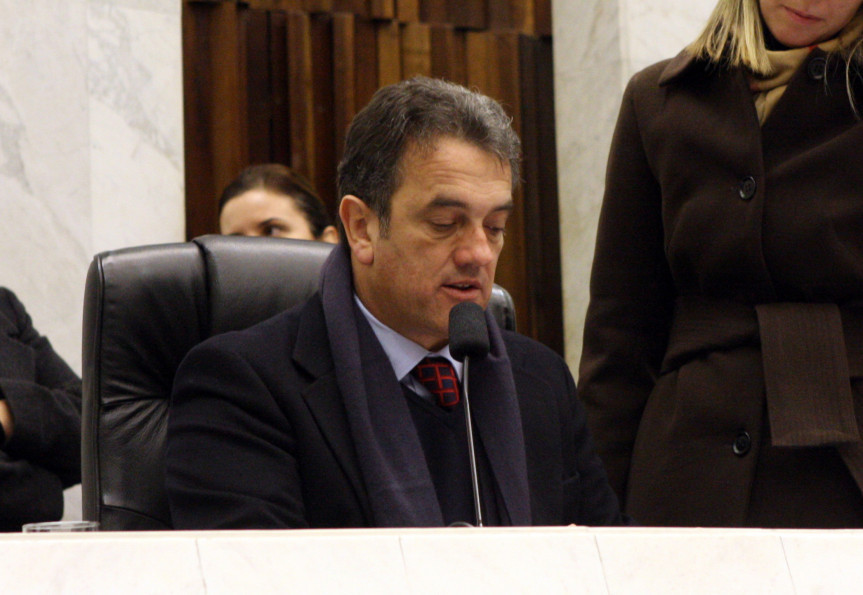 1º secretário, deputado Plauto Miró, durante sessão dessa segunda-feira (22/08).