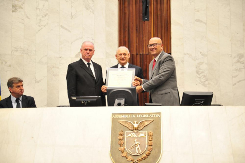 Presidente Ademar Traiano (PSDB) e o deputado Romanelli (PSB) homenagearam a Receita Federal do Brasil, representada pelo superintendente Luiz Bernardi.