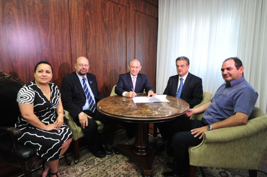 Presidente da Alep, Ademar Traiano (PSDB), e primeiro secretário, Plauto Miró (DEM), fecham parceria com a UNINTER.