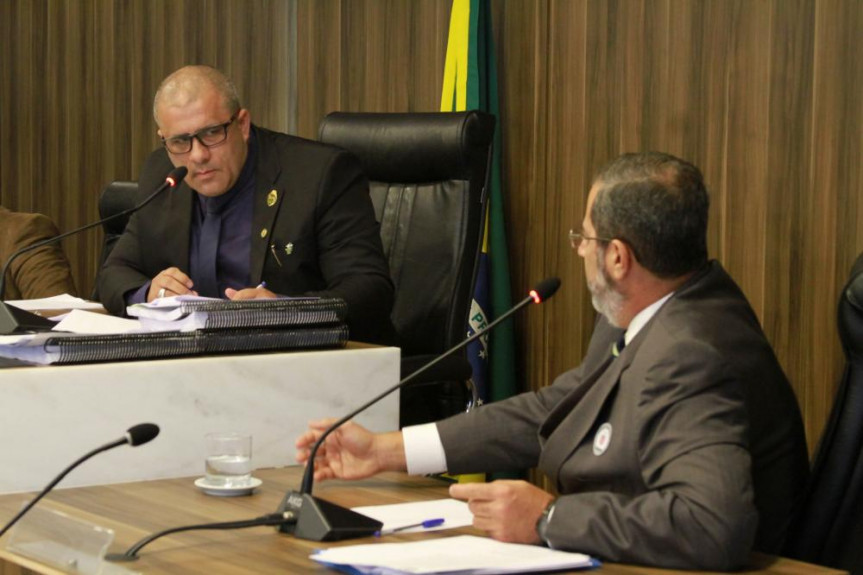 Deputado Soldado Fruet, presidente da CPI que apura irregularidades no contrato de gestão de frota do Executivo, questiona Francisco César Farah, ex-diretor-geral SEAP.