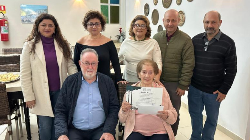 Filhos e filhas Sara, Nádia, Leila, Pedro e Carlos com o deputado Tercilio Turini na entrega da homenagem à senhora Salime Dakkache