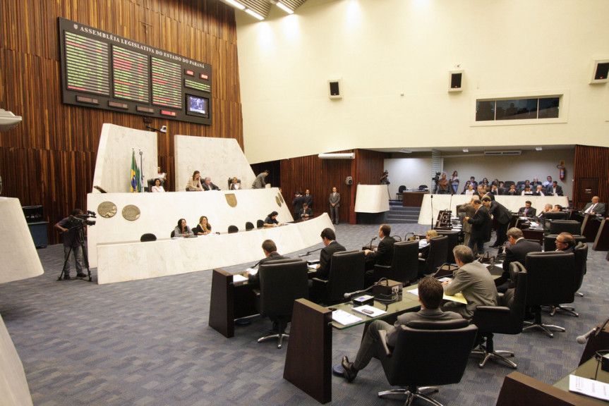 Deputados durante os trabalhos em Plenário.