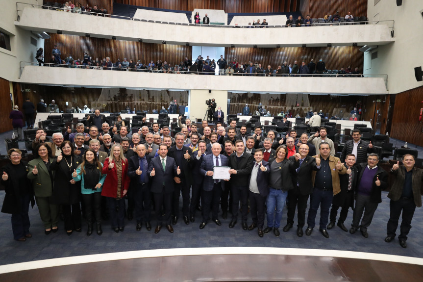 Dezenas de prefeitos estiveram na Assembleia Legislativa em mobilização pela liberação dos recursos da multa da Petrobrás.