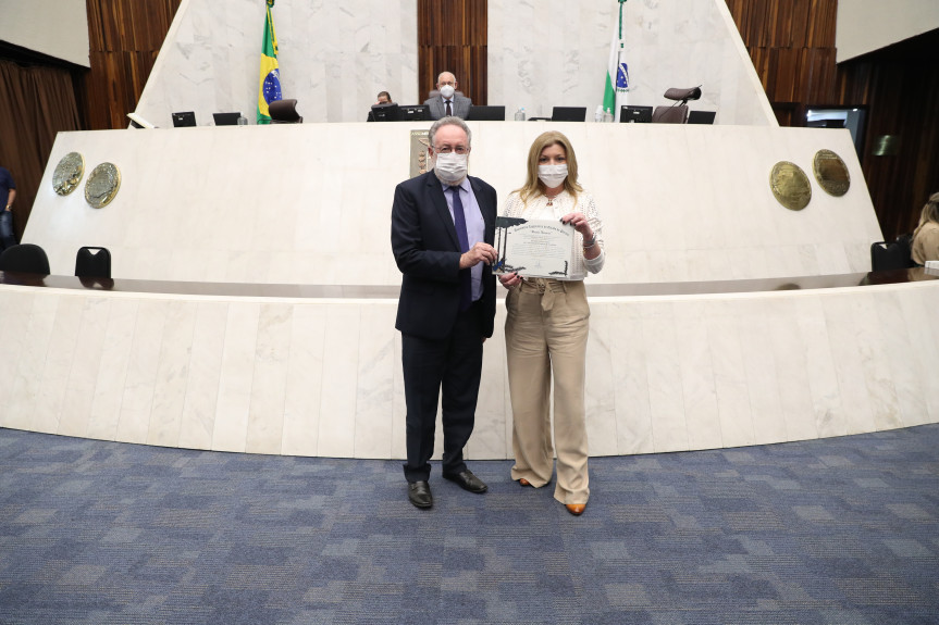 Menção honrosa foi entregue pelo deputado Tercílio Turini (CDN) em homenagem aos 50 anos do HU de Londrina.