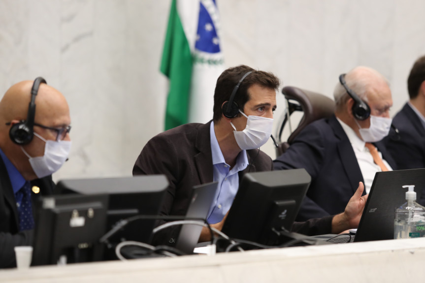 O secretário da Educação e do Esporte do Paraná, Renato Feder participou da sessão desta segunda-feira (27) e falou aos deputados sobre as soluções do governo para garantir o ensino durante a pandemia.