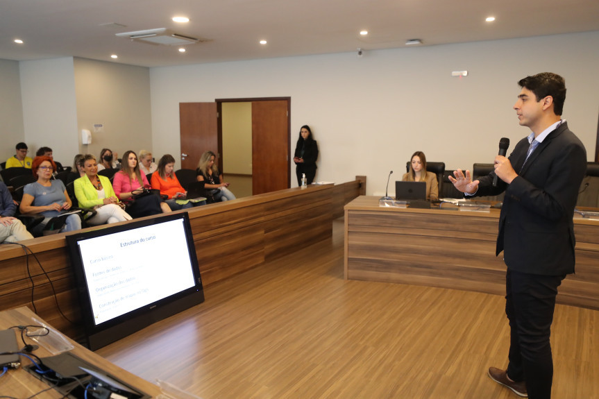 A aula fez parte do curso sobre Geografia Eleitoral, organizado pela Escola do Legislativo da Assembleia em parceria com o Laboratório de Práticas Legislativas da UPFR (Lplegis).