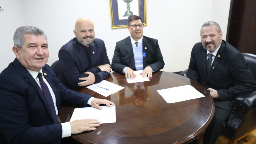 Comissão reuniu-se nesta segunda-feira (11) após a sessão plenária.