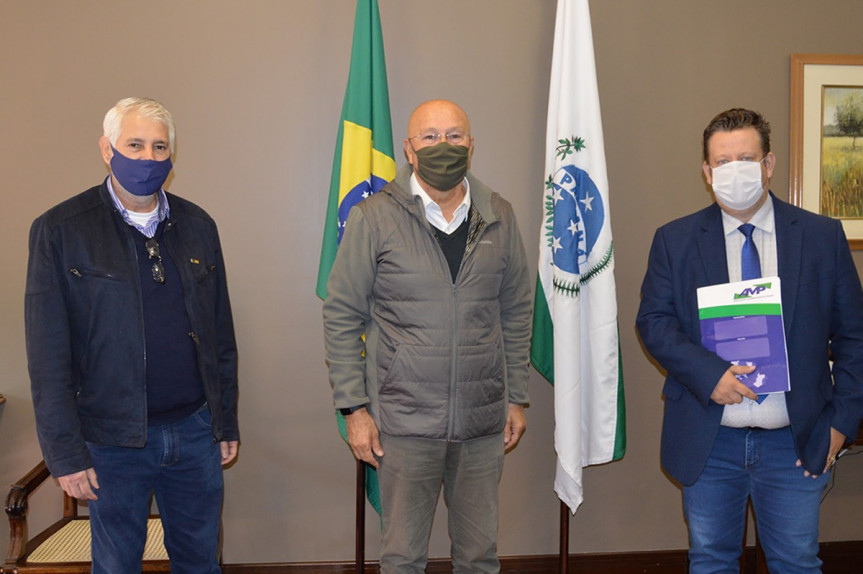 O primeiro secretário da Assembleia, deputado Romanelli (PSB), recebeu nesta terça-feira (19) o presidente da AMP, Darlan Scalco e o representante do Paraná na Confederação Nacional dos Municípios, Joarez Henrichs.