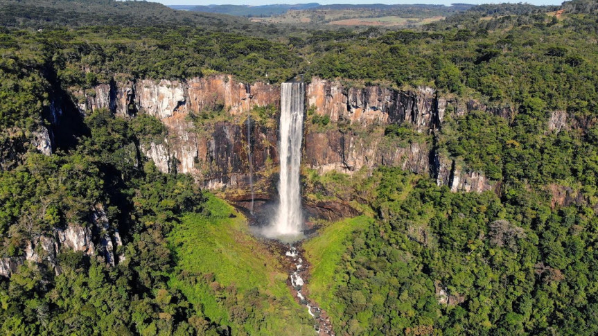 O projeto destaca que Prudentópolis é amplamente conhecida como a "Terra das Cachoeiras Gigantes", graças à impressionante quantidade de quedas d'água espalhadas por seu território.