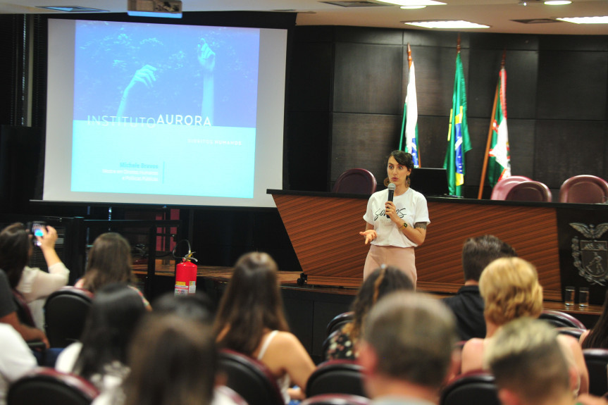 A jornalista ichele Bravos fez uma palestra sobre uma cidade melhor para todos incluindo o protagonismo juvenil aos participantes da Caravana da Cidadania.