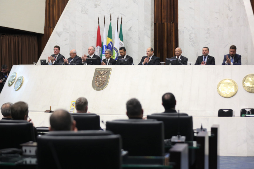 A sessão solene foi proposta pelos deputados Luiz Claudio Romanelli (PSD) e Soldado Adriano José (PP).