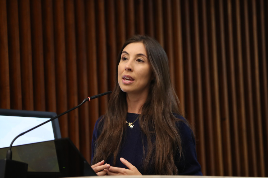 A doutora Josiane Marchioro palestrou na abertura da Sessão Plenária desta segunda-feira (27) com o tema: Cigarro eletrônico – mitos e verdades.