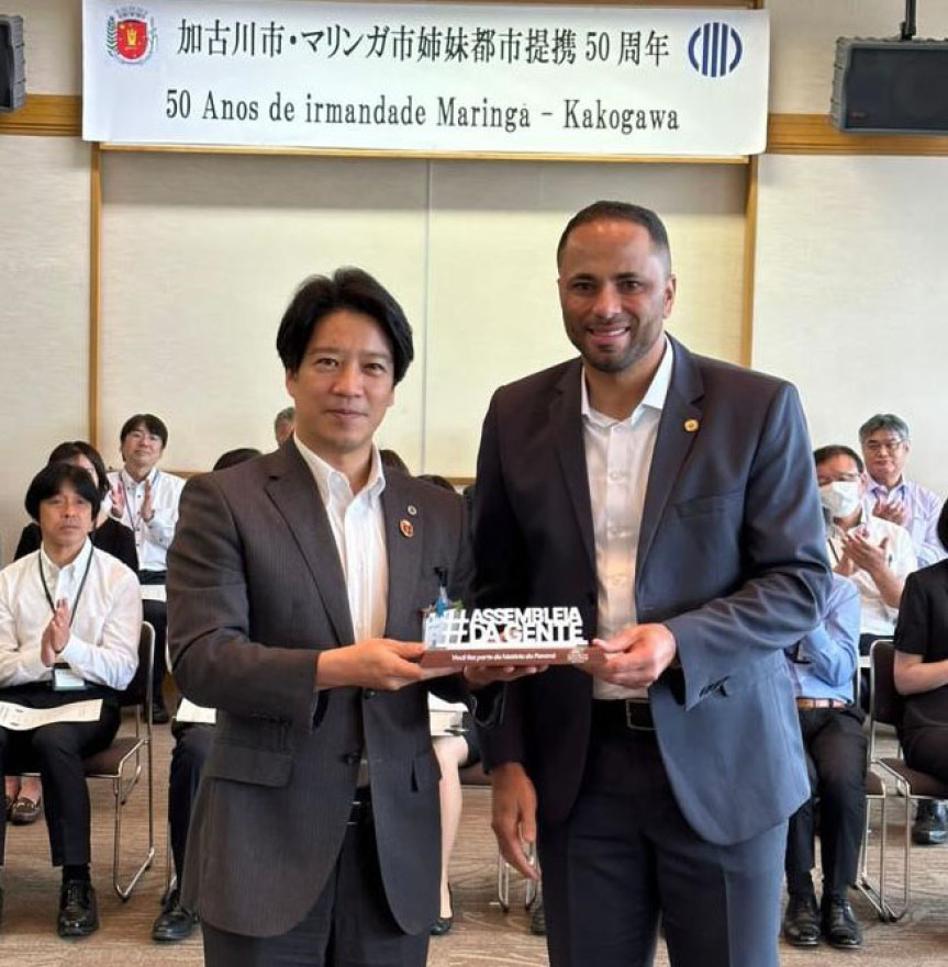 O deputado Do Carmo (União) ao lado do prefeito da cidade japonesa, Yasuhiro Okada.