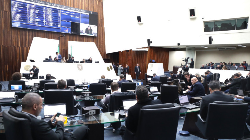 Na pauta da sessão plenária da segunda-feira (11) constavam 14 itens.