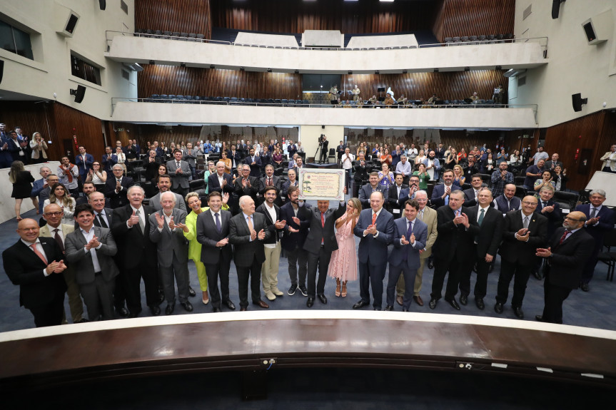 Solenidade lotou o Plenário da Assembleia Legislativa na noite desta terça-feira (24).
