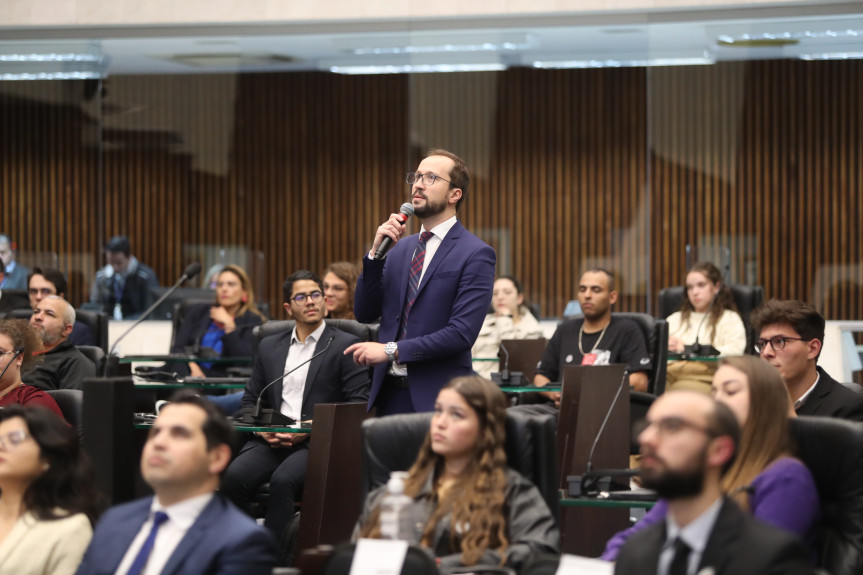 O diretor da Escola do Legislativo, Dylliardi Alessi, falou sobre processo legislativo e suas particularidades, confecção de projetos, técnica legislativa, competências do Poder Legislativo e outros procedimentos referentes ao seu cotidiano.