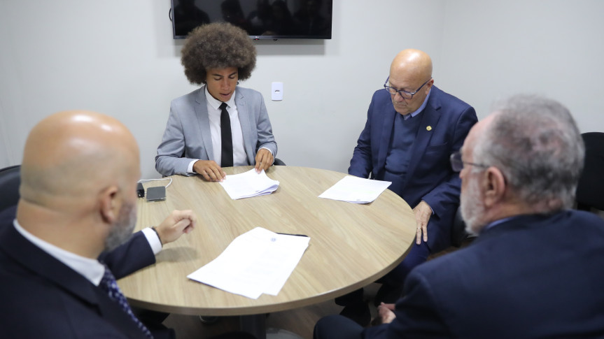 Comissão reuniu-se nesta terça-feira (12) após a sessão plenária.