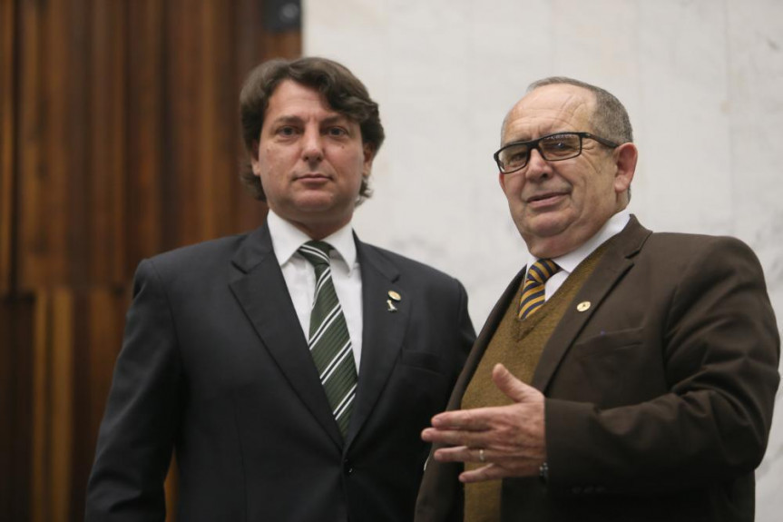 Deputados Anibelli Neto (MDB) e Delegado Recalcatti (PSD), juntamente com o ex-deputado Palozi, são autores do projeto que deu origem à lei do atestado médico digital.