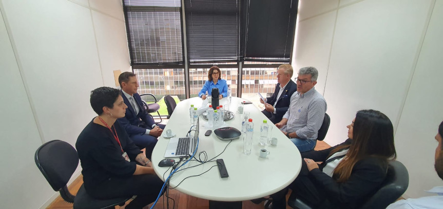 Reunião em Curitiba debateu o aumento das multas e processos contra produtores rurais.