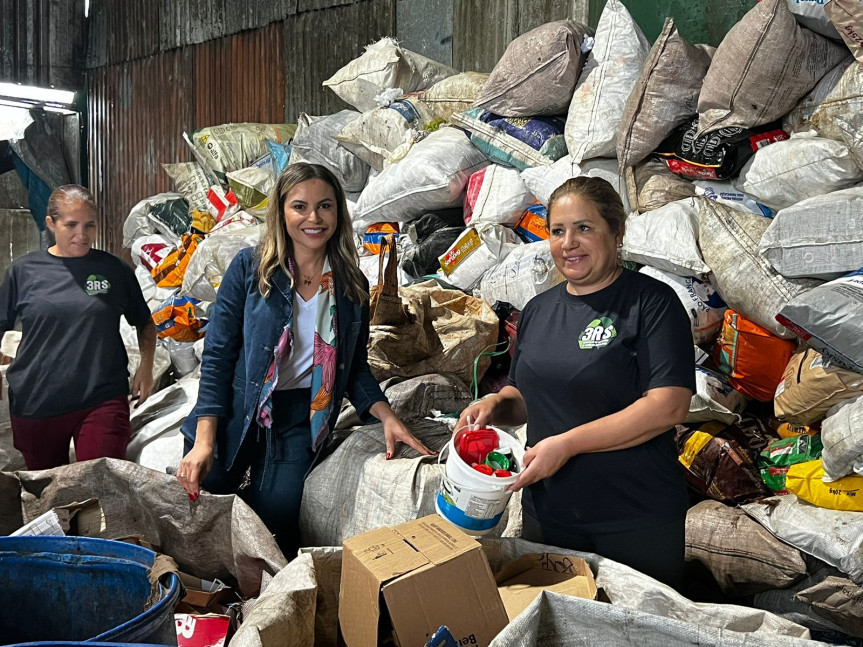 Na quinta-feira (23), a presidente do Conselho de Ações Voluntárias e Solidariedade da Assembleia Paraná, Rose Traiano, esteve na associação para agradecer a adesão deles ao programa e para conhecer o processo de reciclagem.