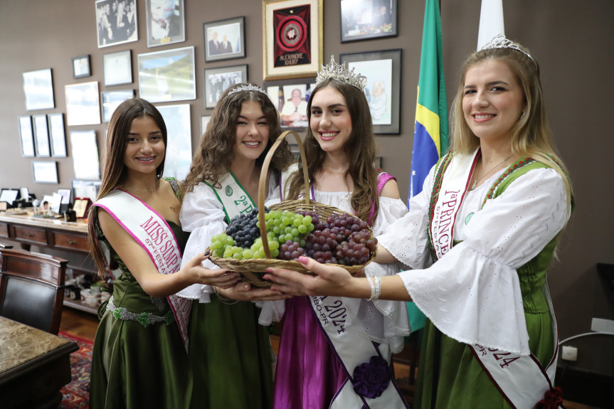 A rainha e as princesas da 57ª edição da Festa da Uva estiveram na Assembleia nesta quinta-feira (18).