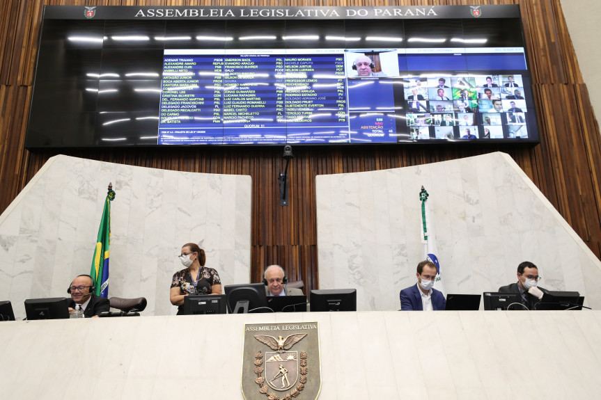 Deputados aprovam em dois turnos o repasse de recursos do Fundo de Modernização da Assembleia para o Fundo da Saúde. Proposta segue para sanção do governador Ratinho Júnior.