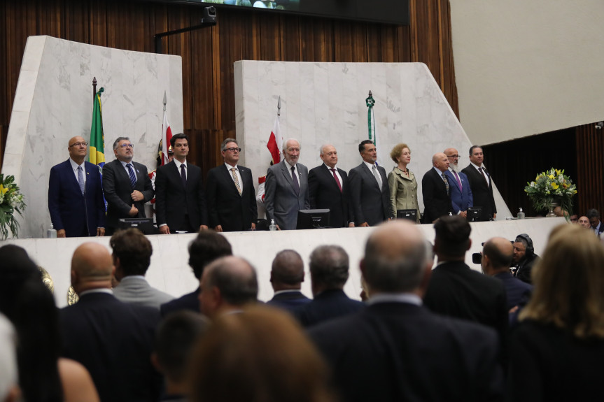 O plenário da Assembleia Legislativa do Paraná recebeu, na tarde desta quarta-feira (1º), a presença de diversas autoridades, chefes de Poderes, prefeitos, vereadores, familiares e população em geral.