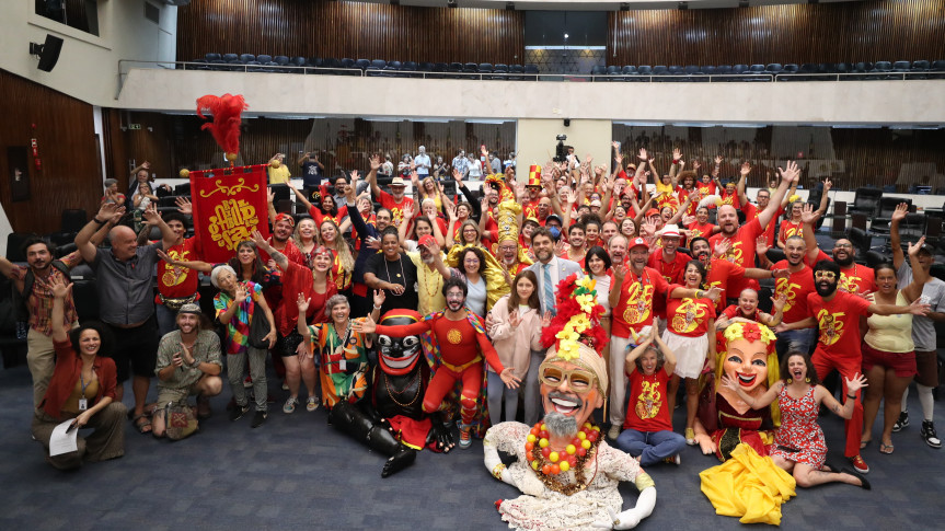 Às vésperas do Carnaval, representantes do bloco promovem folia durante homenagem no Parlamento.