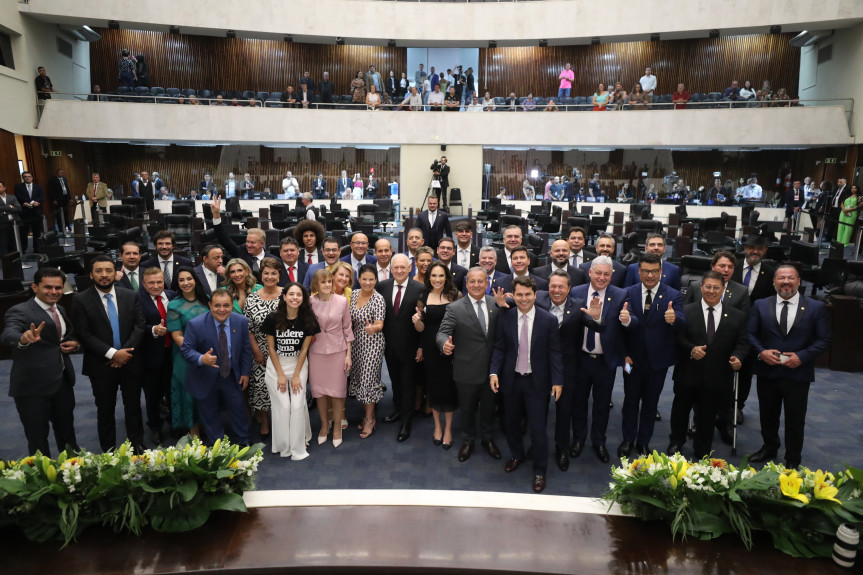 O plenário da Assembleia Legislativa do Paraná recebeu, na tarde desta quarta-feira (1º), a presença de diversas autoridades, chefes de Poderes, prefeitos, vereadores, familiares e população em geral.